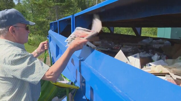 Les résidents du Restigouche doivent se débarrasser eux-mêmes de leurs matières recyclables dans des centres de collecte. Les résidents du Restigouche doivent se débarrasser eux-mêmes de leurs matières recyclables dans des centres de collecte.