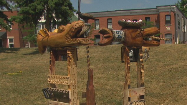 Une sculpture faite de matière recyclée. Une sculpture faite de matière recyclée.