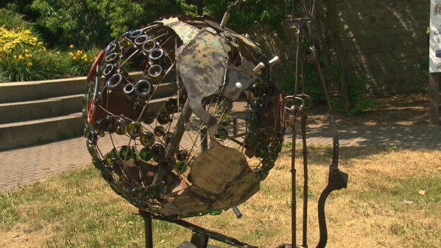 Une sculpture de matière recyclée représentant un globe terrestre