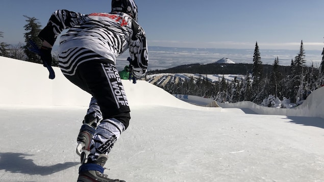 Un patineur s'élance sur le parcours du Red Bull Ice Cross.
