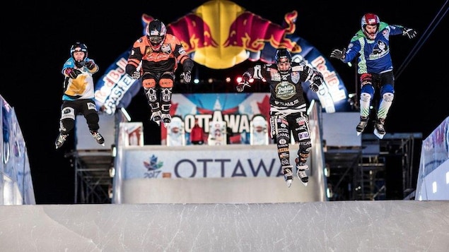 Des patineurs extrêmes parcourent la piste du Red Bull Crashed Ice à Ottawa. Des patineurs extrêmes parcourent la piste du Red Bull Crashed Ice à Ottawa.
