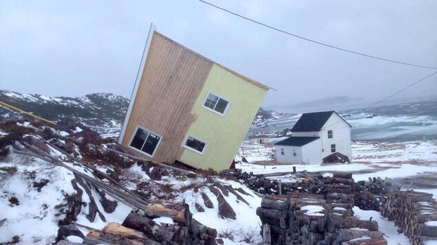 Une maison couchée sur son flanc Une maison couchée sur son flanc