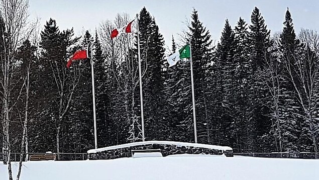 Des drapeaux qui flottent à Red Lake en hiver. Des drapeaux qui flottent à Red Lake en hiver.