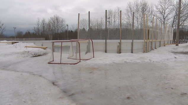 De l'eau autour d'une patinoire.