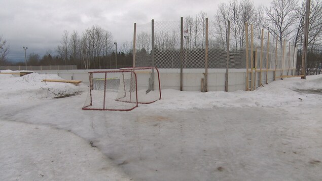 De l'eau autour d'une patinoire. De l'eau autour d'une patinoire.