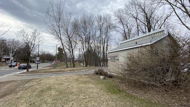 Le poste de pompage Farmer, à Trois-Rivières, vu de côté. 

