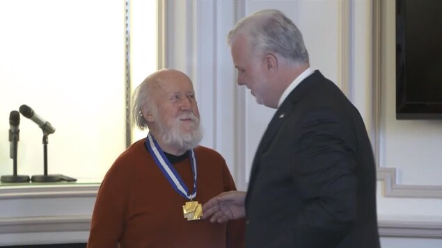 L'astrophysicien Hubert Reeves reçoit le grade de grand officier de l'Ordre national du Québec L'astrophysicien Hubert Reeves reçoit le grade de grand officier de l'Ordre national du Québec