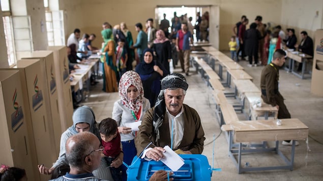 L'affluence était importante lundi matin dans ce bureau de vote de Kirkouk.