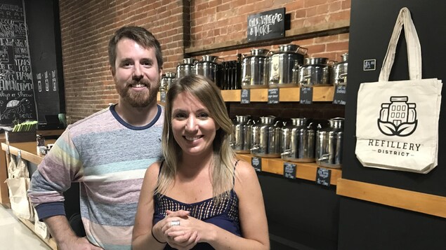 Tyler Knight et Allie Fry sont les propriétaires du Refillery District. Tyler Knight et Allie Fry sont les propriétaires du Refillery District.