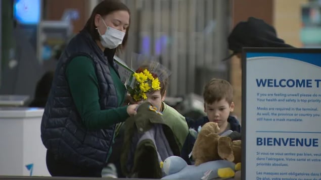 Des Ukrainiens fuyant la guerre arrivent à Edmonton à bord d’un vol humanitaire