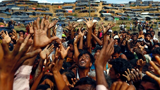 Des réfugiés rohingyas tentent d'agripper quelques vivres lors d'une distribution d'eau et de nourriture. Des réfugiés rohingyas tentent d'agripper quelques vivres lors d'une distribution d'eau et de nourriture.