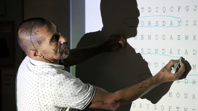 Un réfugié syrien dans un cours d'anglais