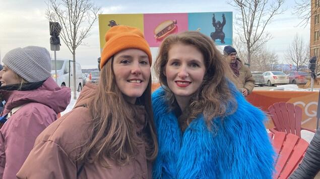 Florence Longpré et Justine Valtier posent dehors.