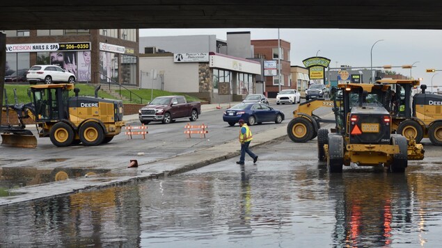 Une rue inondée à Regina, en Saskatchewan, le 2 juin 2023.