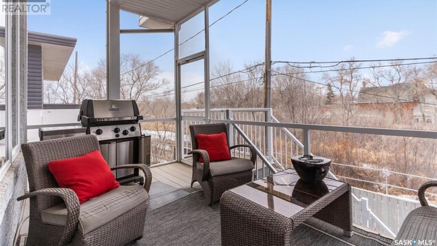 Un balcon avec du mobilier de jardin et un barbecue.