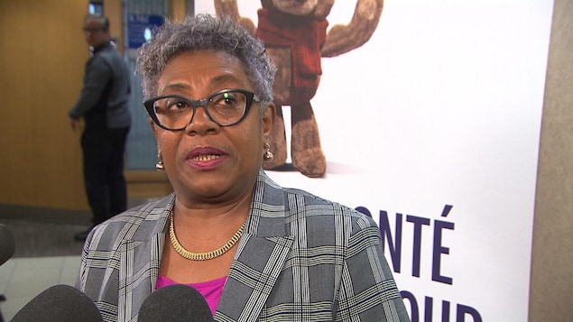 Mme Laurent lors d'un point de presse.