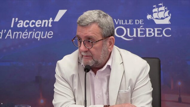 Régis Labeaume en point de presse.