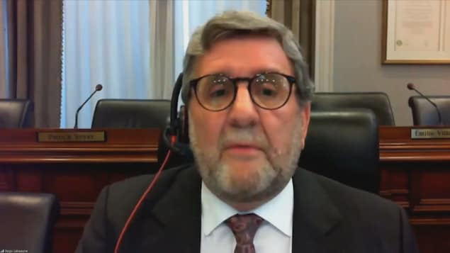 Le maire Régis Labeaume durant le conseil municipal en vidéoconférence.