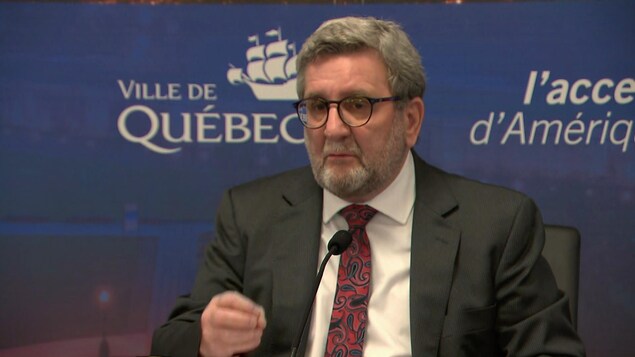 Régis Labeaume en conférence de presse.