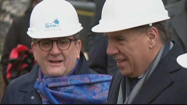 Le premier ministre du Québec, François Legault, et le maire de Québec, Régis Labeaume, ont visité le site archéologique. Le premier ministre du Québec, François Legault, et le maire de Québec, Régis Labeaume, ont visité le site archéologique.
