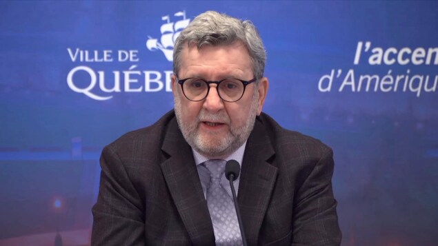 Régis Labeaume en conférence de presse.