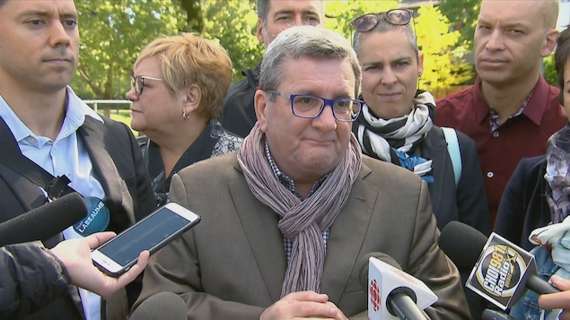 Régis Labeaume répond aux questions des journalistes entourés des candidats de son équipe. Régis Labeaume répond aux questions des journalistes entourés des candidats de son équipe.