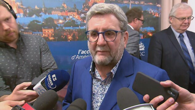 Régis Labeaume est questionné lors d'une mêlée de presse.