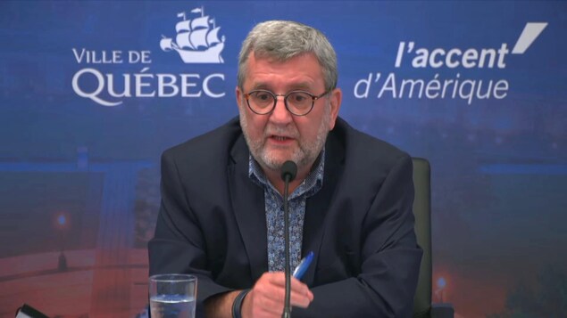 Régis Labeaume en conférence de presse.