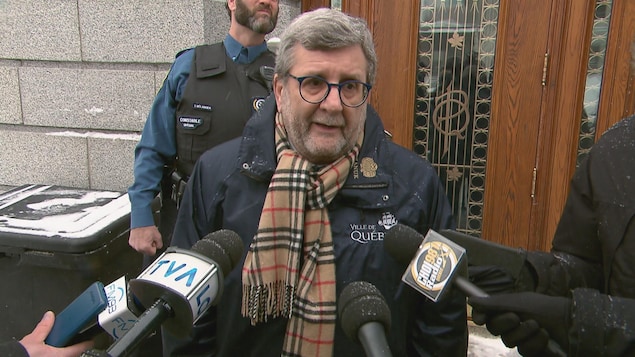 Le maire Labeaume répond aux questions des journalistes à la sortie de l'hôtel de ville