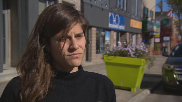 Maryse Nadeau répond aux questions de la journaliste. Maryse Nadeau répond aux questions de la journaliste.
