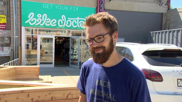 Reid Challis est le directeur général de la boutique de réparation de bicyclette Bike Doctor, à Saskatoon. Reid Challis est le directeur général de la boutique de réparation de bicyclette Bike Doctor, à Saskatoon.