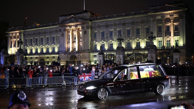 Sous des hourras émus, la dépouille de la reine Élisabeth II arrive à Buckingham