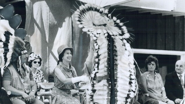 La reina Elizabeth II estrecha la mano de un jefe indígena en 1973 en Thunder Bay, en el Territorio de Yukón.