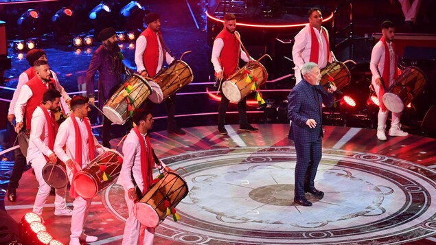 Tom Jones entouré de percussionnistes. Tom Jones entouré de percussionnistes.