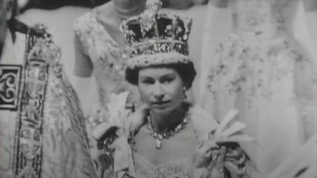 La reine Elizabeth en noire et blanc lors d'une cérémonie.