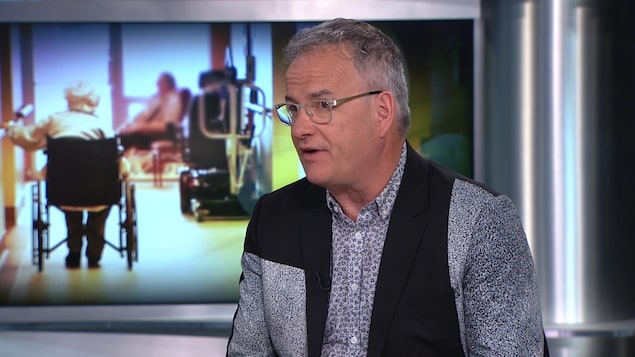 Réjean Hébert sur le plateau de télévision de RDI. Réjean Hébert sur le plateau de télévision de RDI.