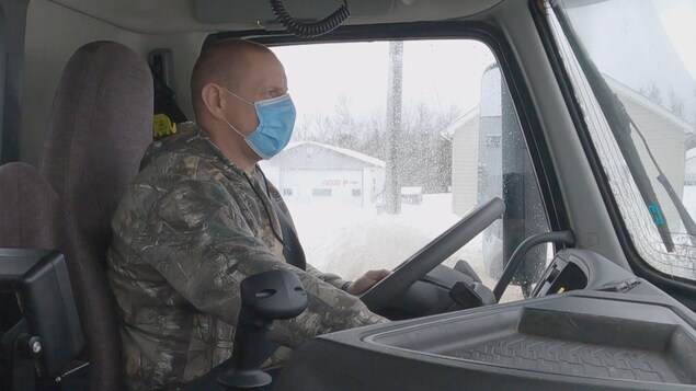 Réjean Leblanc au volant d'un camion de déneigement.