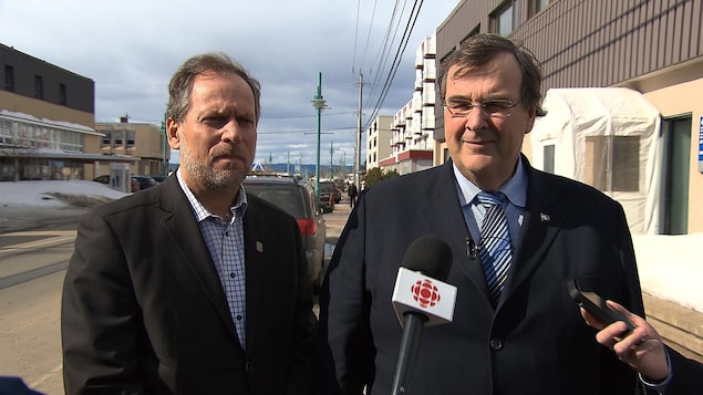 Le maire de Sept-Îles, Réjean Porlier, et le ministre de l'Emploi et de la Solidarité sociale, François Blais. Le maire de Sept-Îles, Réjean Porlier, et le ministre de l'Emploi et de la Solidarité sociale, François Blais.