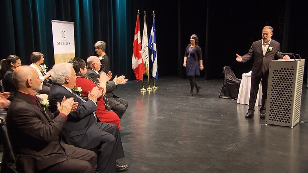 Réjean Porlier, sur la scène de la salle Jean-Marc-Dion, en compagnie des six membres du conseil municipal Réjean Porlier, sur la scène de la salle Jean-Marc-Dion, en compagnie des six membres du conseil municipal
