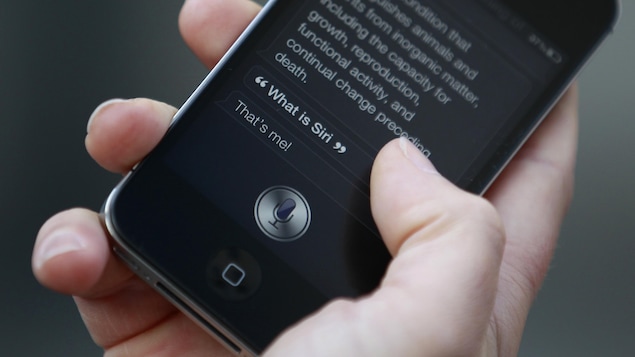 Un iPhone 4S avec l'assistant personnel Siri.