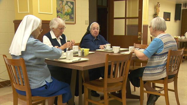 Religieuses autour d'un repas. Religieuses autour d'un repas.