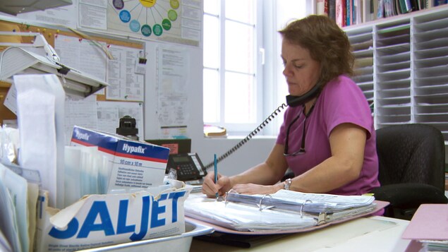 L'infirmière Josette Gallant prend des notes. L'infirmière Josette Gallant prend des notes.