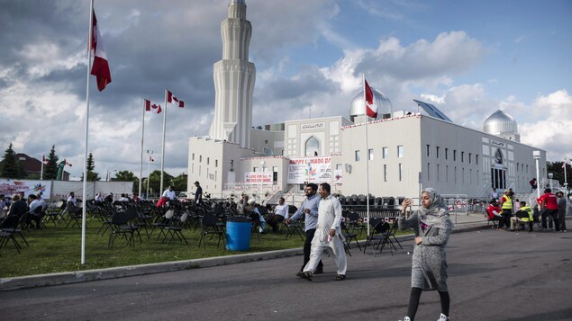 On voit des fidèles de la communauté musulmane ahmadiyya à l'extérieur de la mosquée Baitul de Vaughan lors de la fête du Canada le 1er juillet 2017. On voit des fidèles de la communauté musulmane ahmadiyya à l'extérieur de la mosquée Baitul de Vaughan lors de la fête du Canada le 1er juillet 2017.