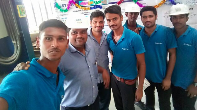 Des employés de l'usine d'Alstom à Sri City, en Inde.