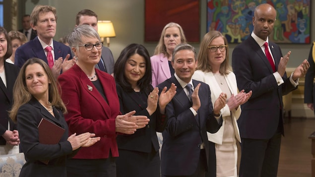 La ministre des Affaires étrangères Chrystia Freeland, la ministre du Travail Patty Hajdu, la ministre de la Condition féminine Maryam Monsef, le ministre du Commerce international François-Philippe Champagne , la ministre des Institutions démocratiques Karina Gould et le ministre de l’Immigration, des Réfugiés et de la Citoyenneté, Ahmed Hussen. La ministre des Affaires étrangères Chrystia Freeland, la ministre du Travail Patty Hajdu, la ministre de la Condition féminine Maryam Monsef, le ministre du Commerce international François-Philippe Champagne , la ministre des Institutions démocratiques Karina Gould et le ministre de l’Immigration, des Réfugiés et de la Citoyenneté, Ahmed Hussen.