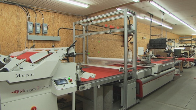 Des machines de découpe de tissu.