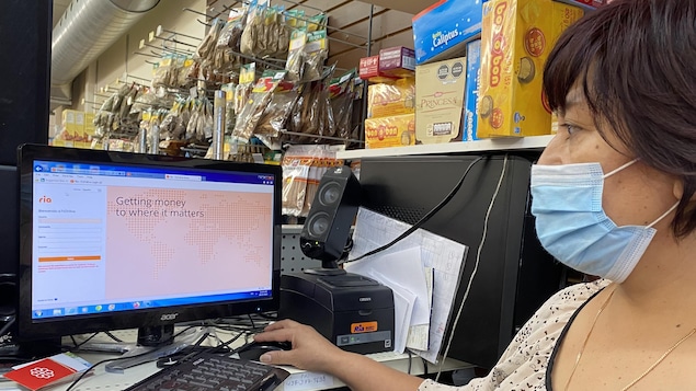 Le magasin Importaciones Eche et fils, dont la propriétaire Ana Guzmán Escarza est photographiée ici, propose un service de transfert d'argent à ses nombreux clients d'origine latino-américaine.