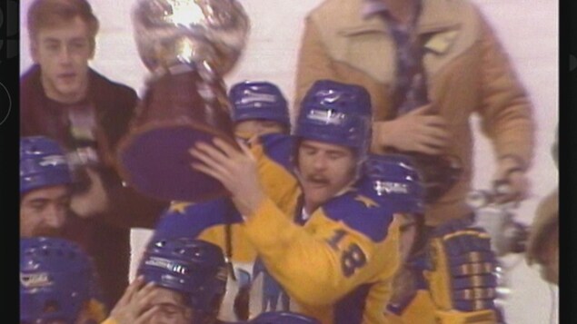 Les Aigles Bleus soulèvent leur capitaine, Rémi Lévesque, alors qu'il porte le trophée. Les Aigles Bleus soulèvent leur capitaine, Rémi Lévesque, alors qu'il porte le trophée.