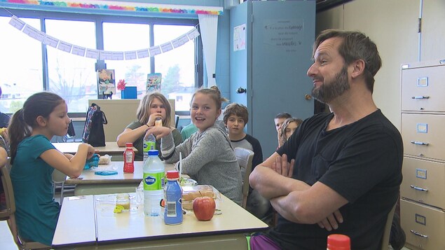 Rémi-Pierre Paquin dans une classe avec des élèves Rémi-Pierre Paquin dans une classe avec des élèves