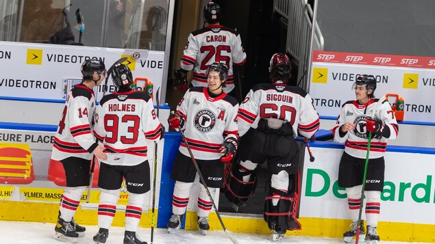 Les joueurs quittent la glace en souriant.